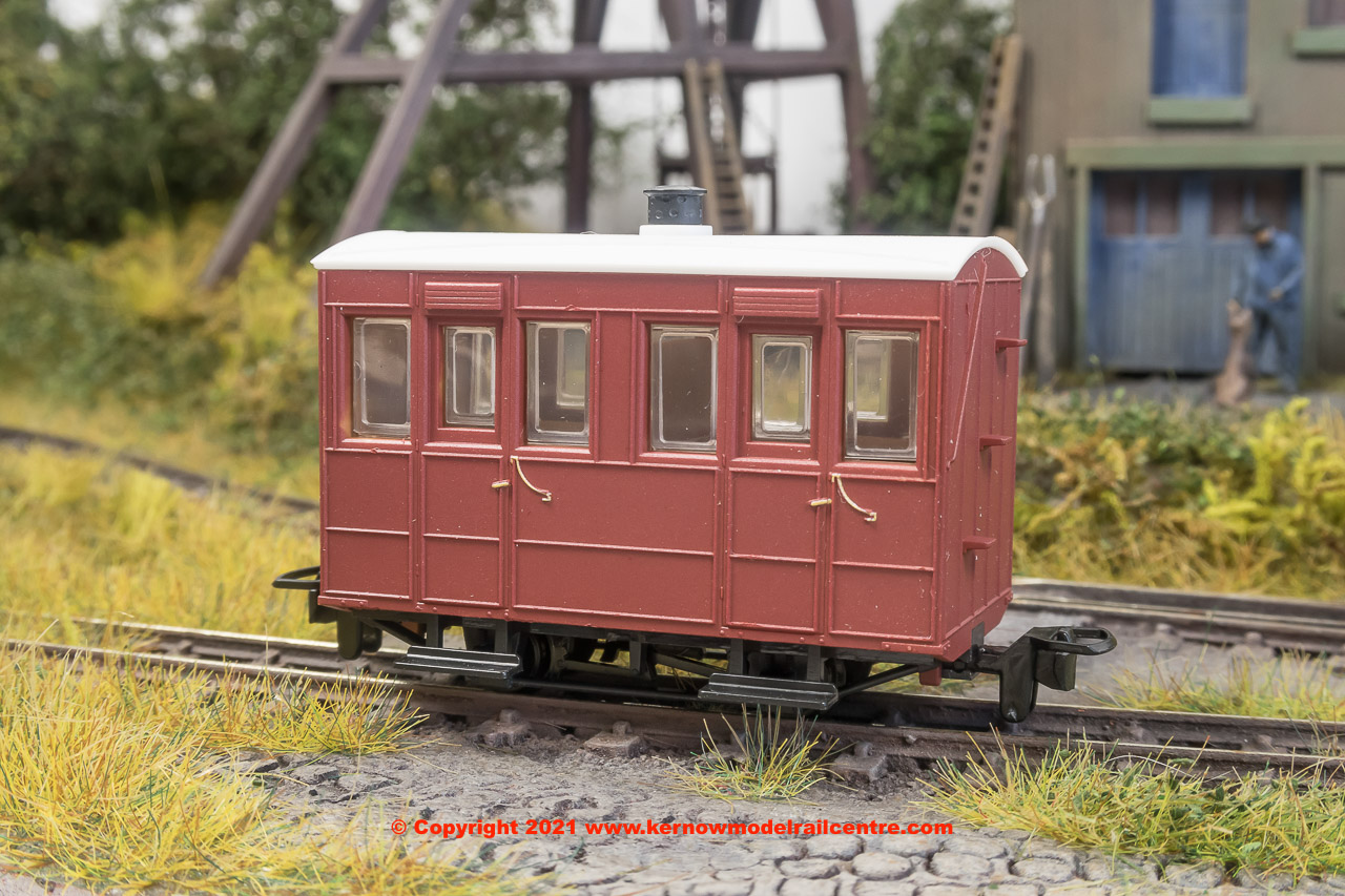 GR-500UR Peco GVT 4-wheel enclosed side coach in plain red livery